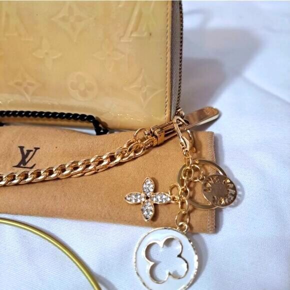 Authentic Louis Vuitton Vernis Sarah zipper wallet. Excellent condition. - Picture 3 of 14